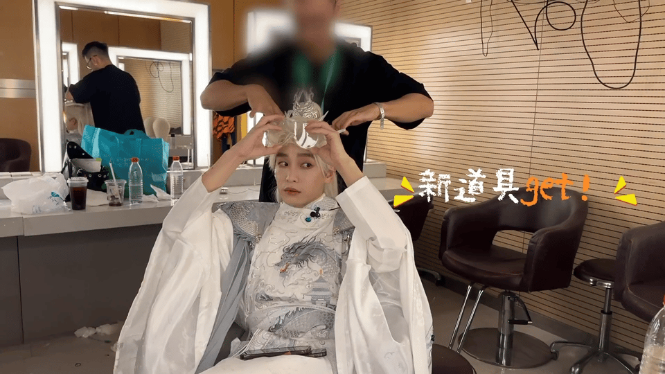 彭昱畅这样帅得更清晰了 被彭昱畅惊艳到！现在的帅是清晰的精致感，加上衣服上龙纹的