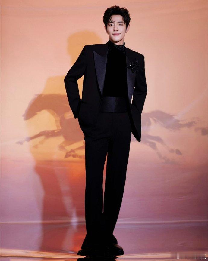 肖战马场一片红海肖战的马场画面太让人印象深刻了，整片红海的场景格外壮观，能感受到