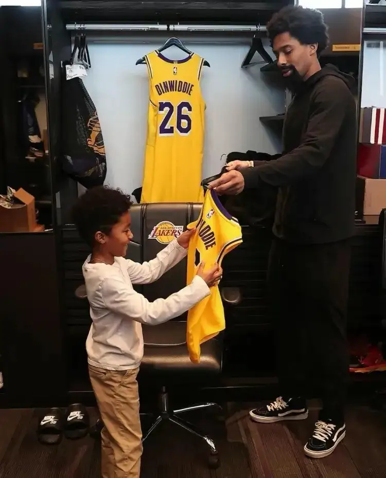 据ESPN薪资专家Bobby Marks透露，湖人队新援丁威迪的基本薪资是155