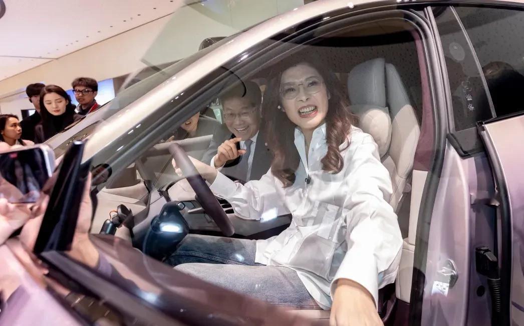 郑丽文结束访问返台，引发台湾民众热议。根据最新台湾民调数据显示，大家对重启对话给