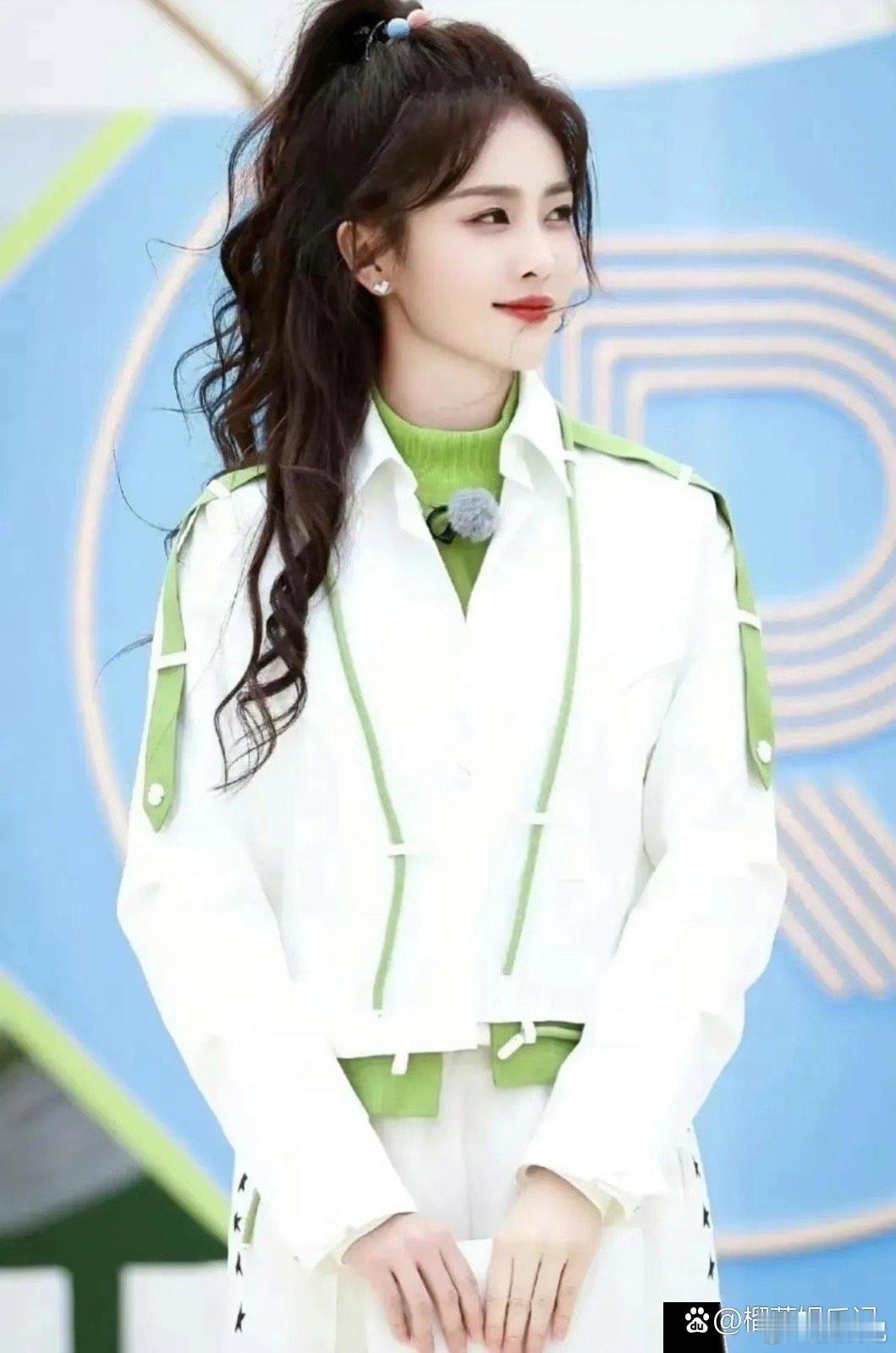 白鹿一身白色休闲套装搭配微卷长发，也太美了，清新脱俗，明艳动人，温柔甜美，浑身散