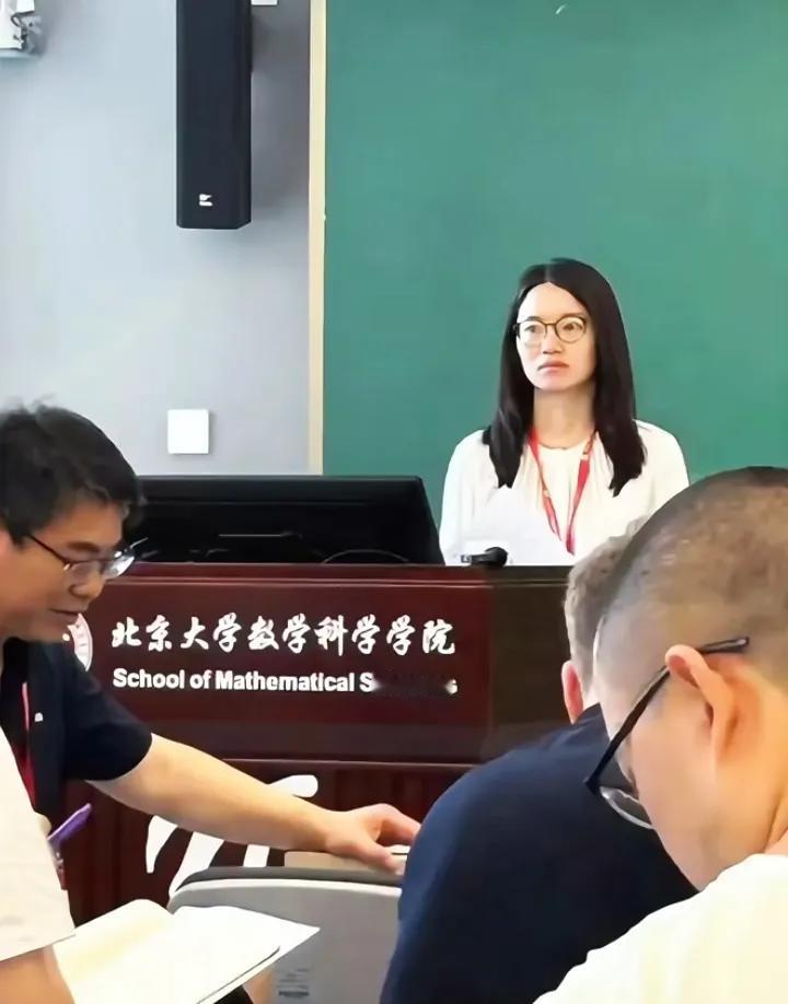 能让韦神连听三天的课，什么水平？

他一动，整个学术圈都屏住了呼吸。

北大教室