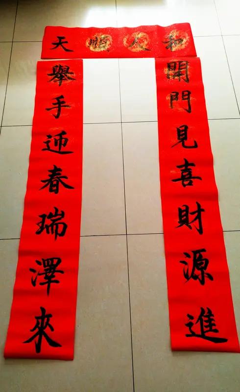 你会买手写的对联吗 你会买手写的对联吗？我肯定会啊！机器印刷的对联千篇一律，没啥