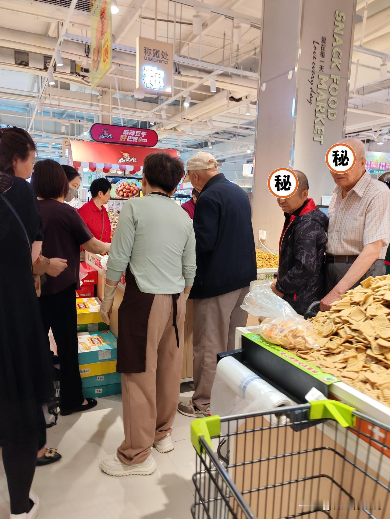 老年人的迷惑行为
5月18日，陕西西安。我刚刚去了一趟超市，发现一个比较奇怪的现