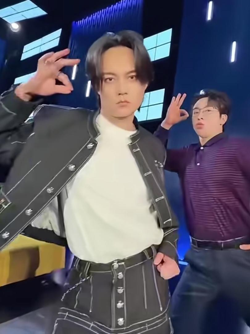 变装后，我竟没看出来，这也太和拍了吧！毫无违和感！没想到尹正跳舞真优秀！话说，