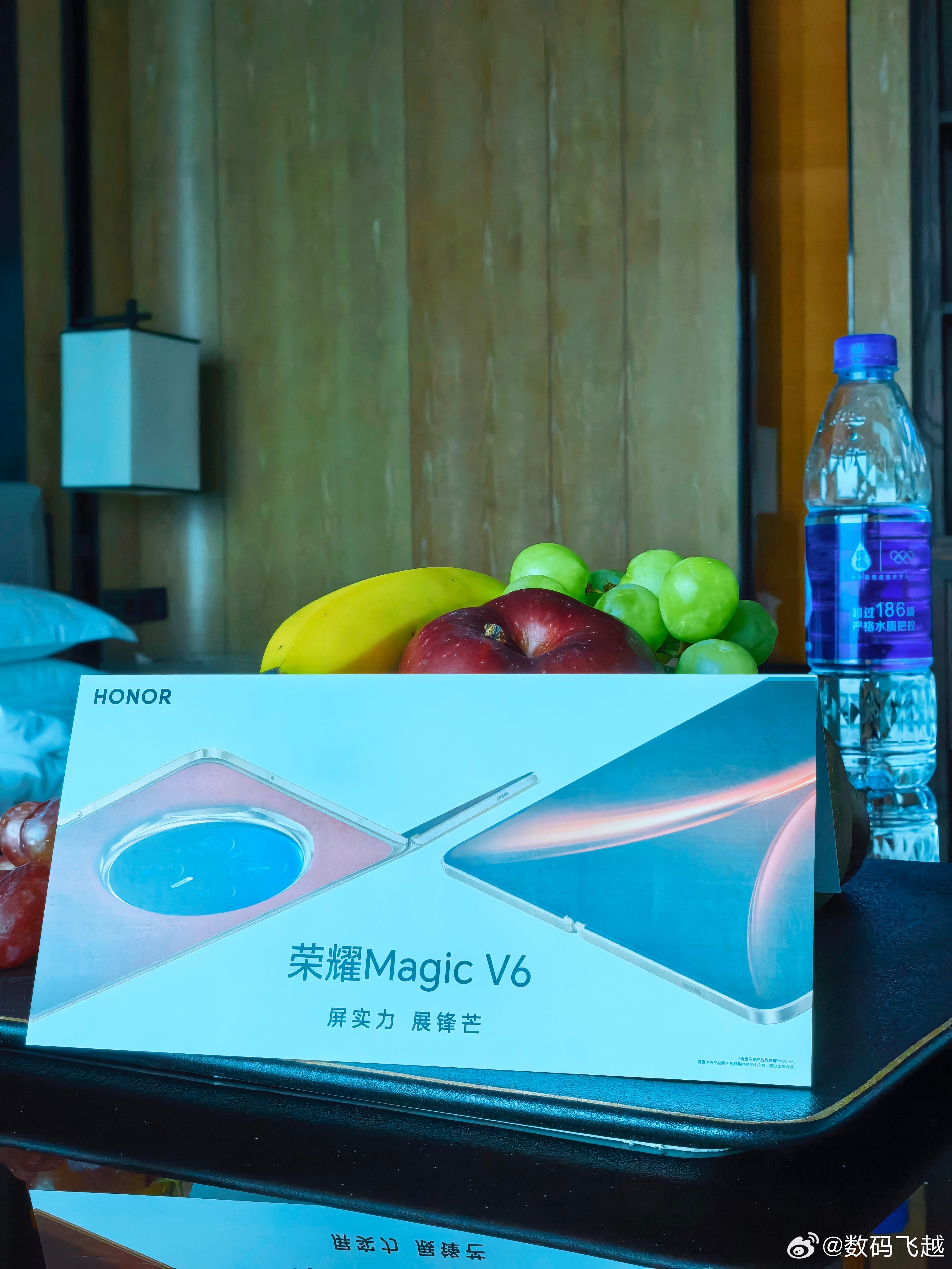 荣耀MagicV6还原法拉利的优雅闪现深圳参加荣耀Magic V6新品发布会，虽