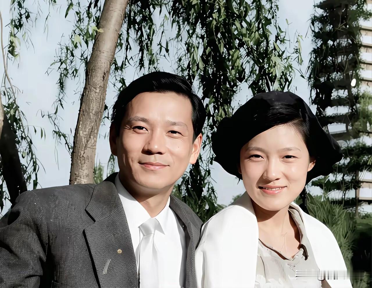 1956年，北京，21岁的龚全珍与丈夫甘祖昌在北京留下这张合影。镜头下，龚全珍衣