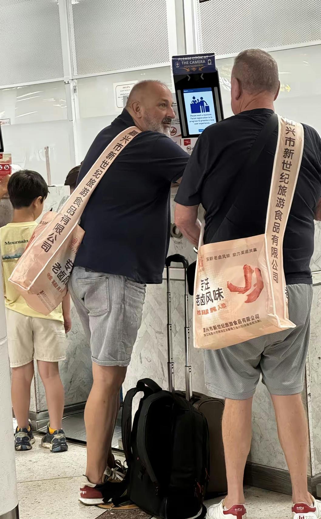 这就是中国的文化，都不用我们自己宣扬，这就是文化输出[捂脸]不得不说，这两大爷也