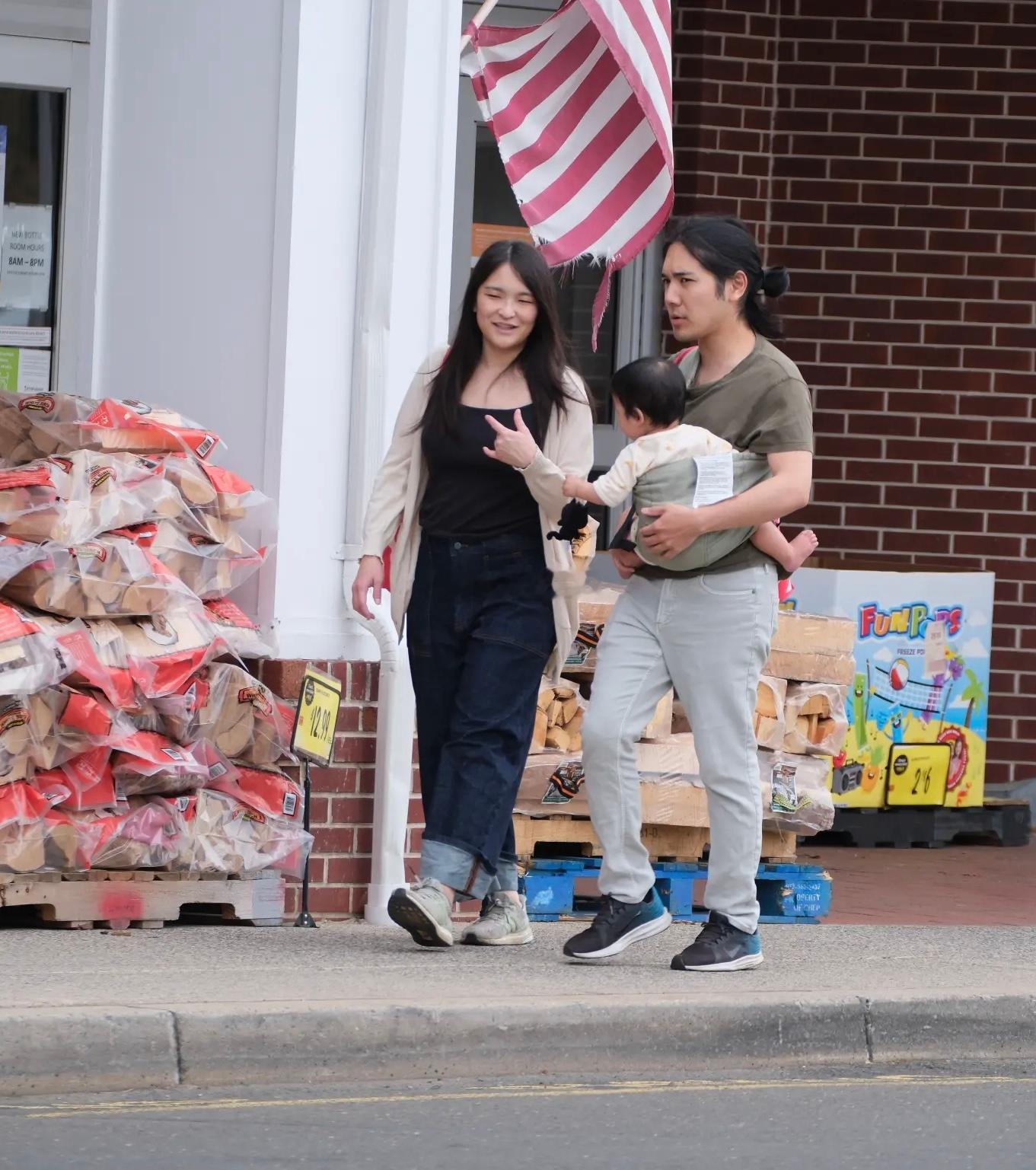 日本前公主真子跟“大头老公”小室圭的抱娃外出照🈶👇（去年5月生完孩子后的真子