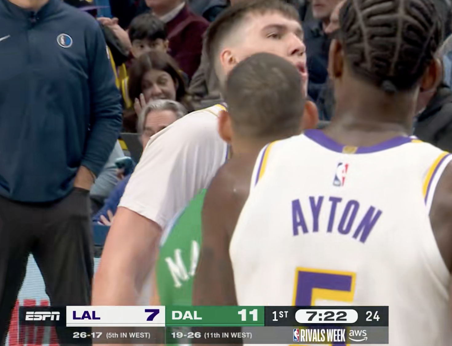 打了近5分钟，湖人只有2个运动战进球。湖人vs独行侠