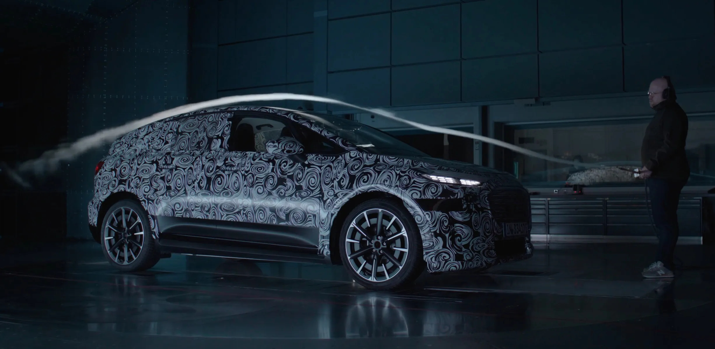 Audi A2 开始吹风阻，且亮灯了，目测看，就是量产版灯组，这台车不会跟它的前