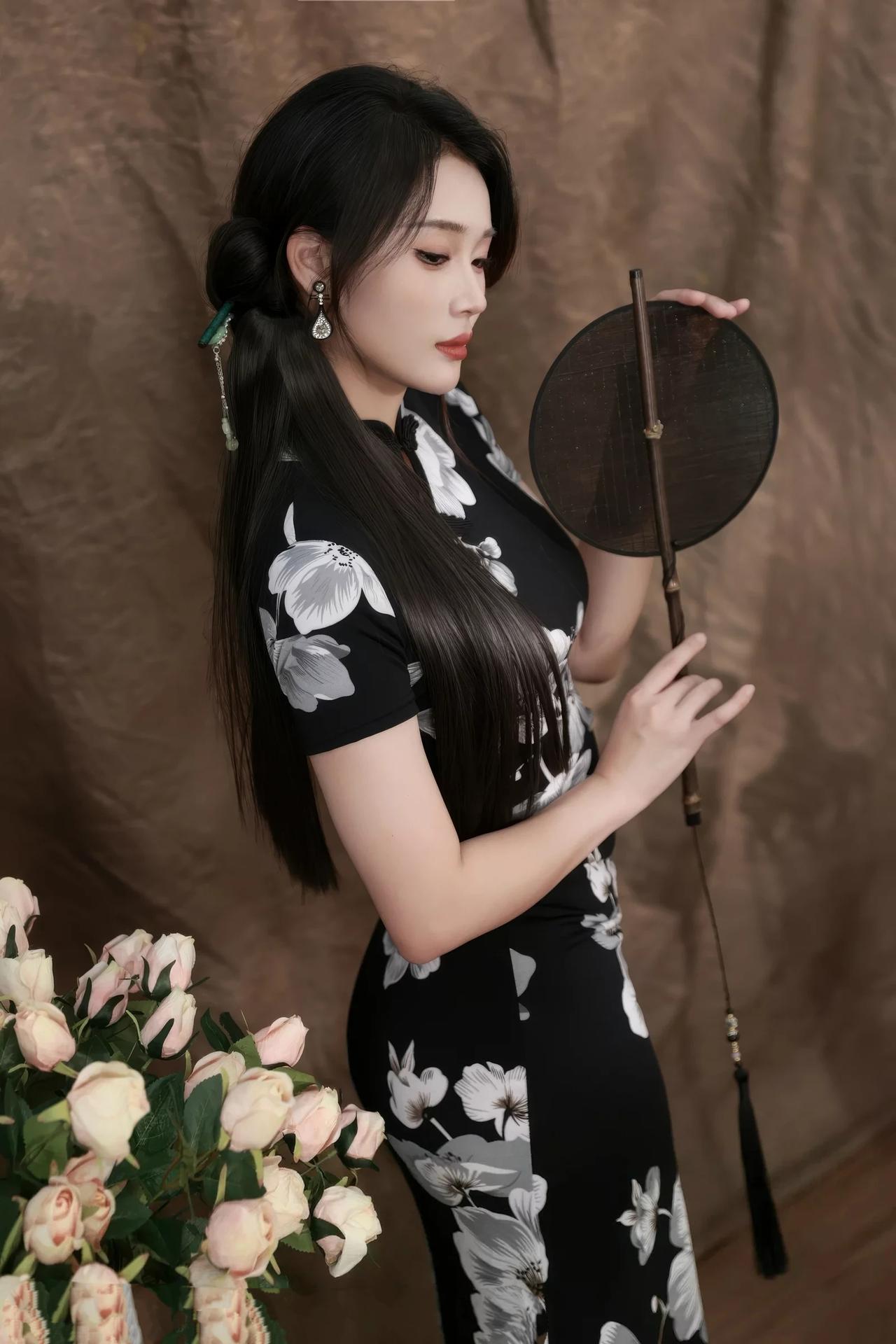 优雅黑裙女子，手持团扇，静坐花丛间，古典韵味十足。御姐