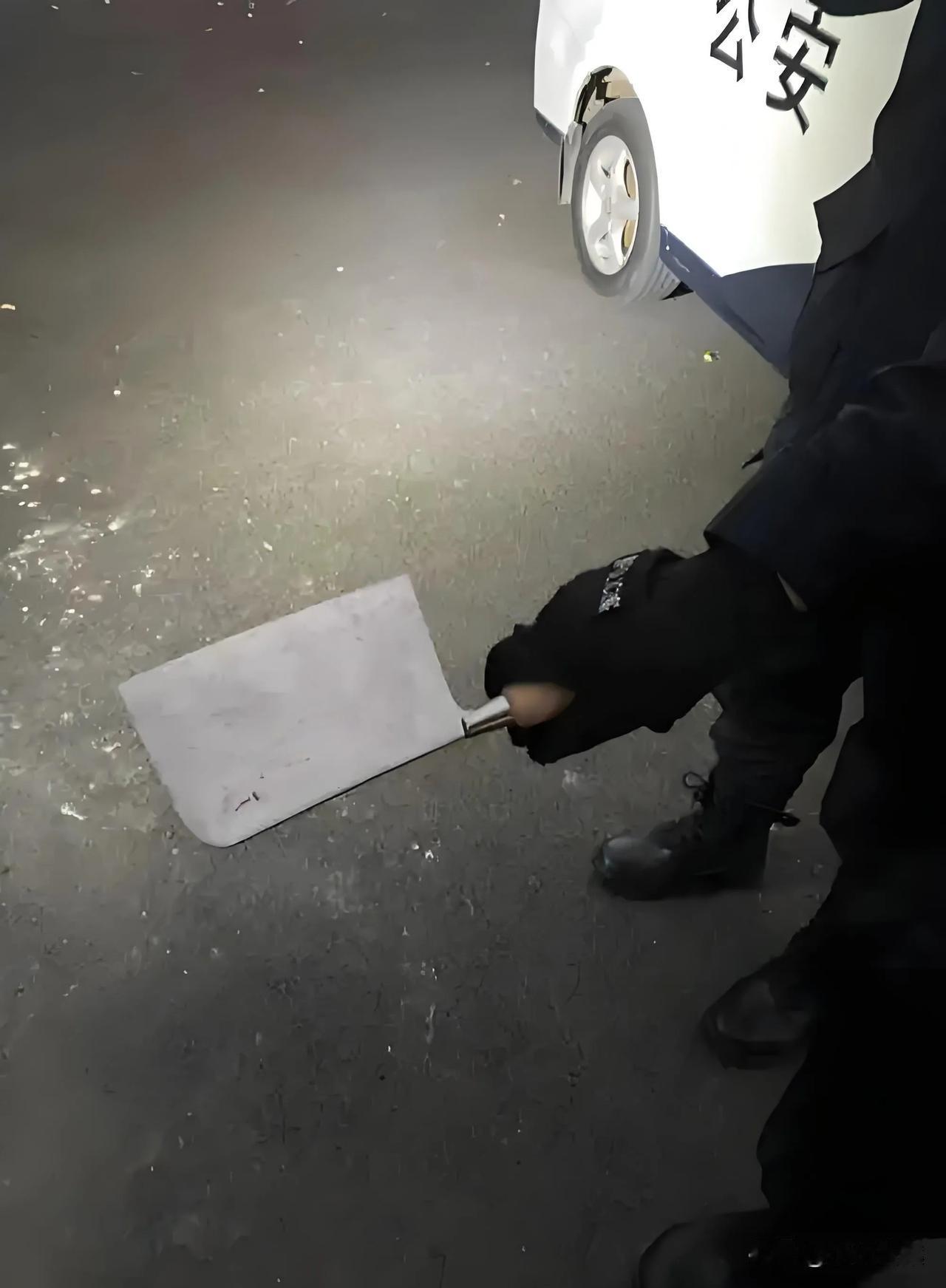 广西贵港，一男子提前下班回家，正好发现妻子与情夫私会。盛怒之下，他拿起一把菜刀冲