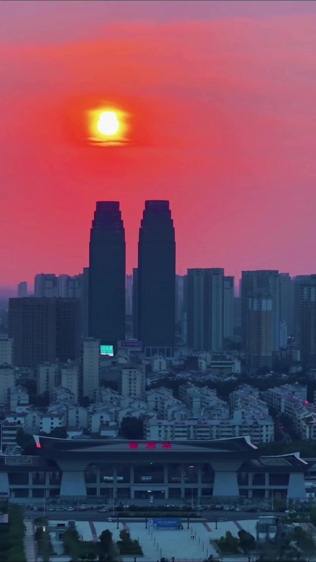 马上就是中秋国庆双节了，在外漂泊的我们，有多久没回从小长大的那个家了。
他乡再好