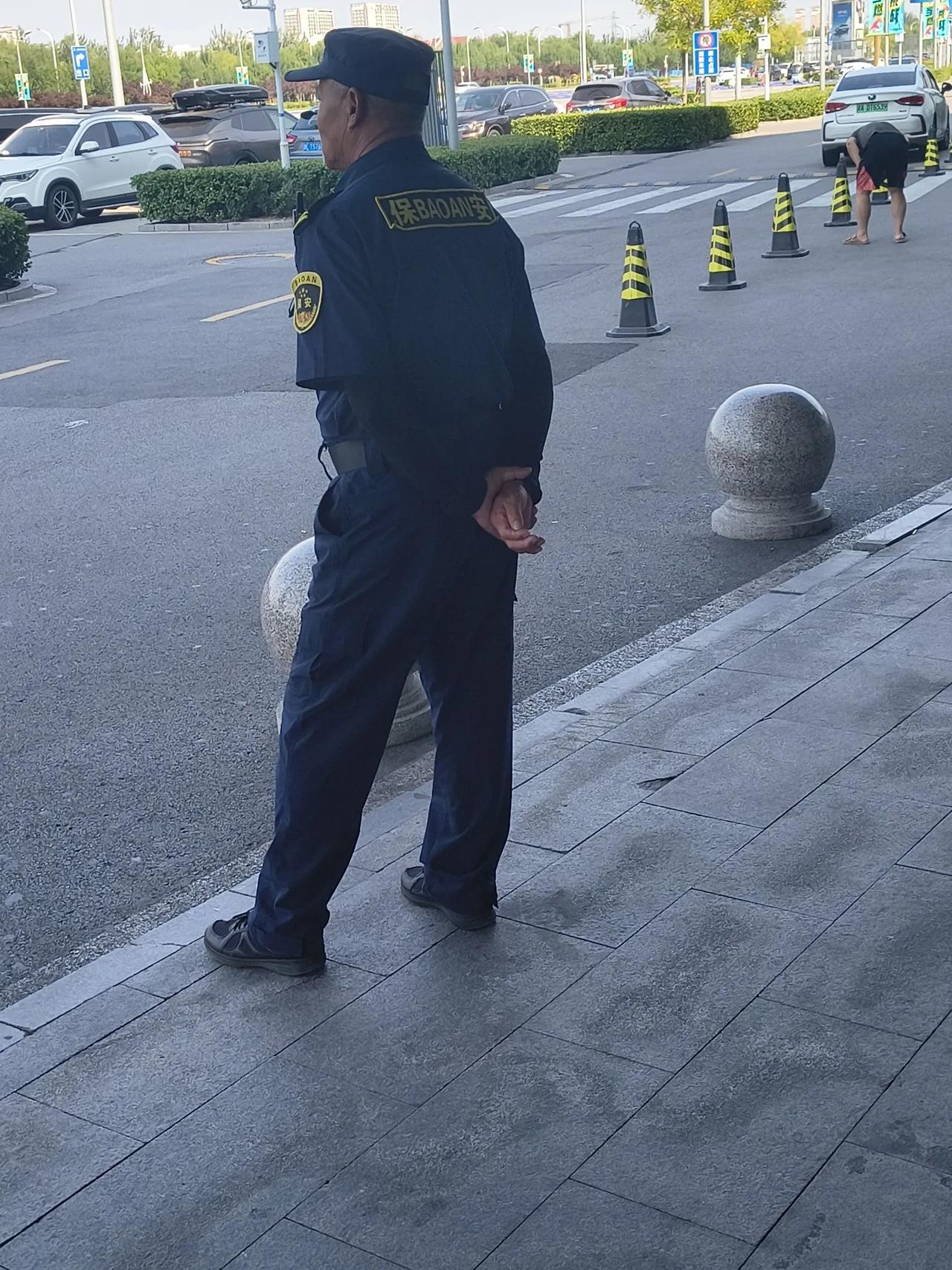 他今年60多岁了，在天津滨海新区SM广场当保安。
按他的话说，可以了每个月有35
