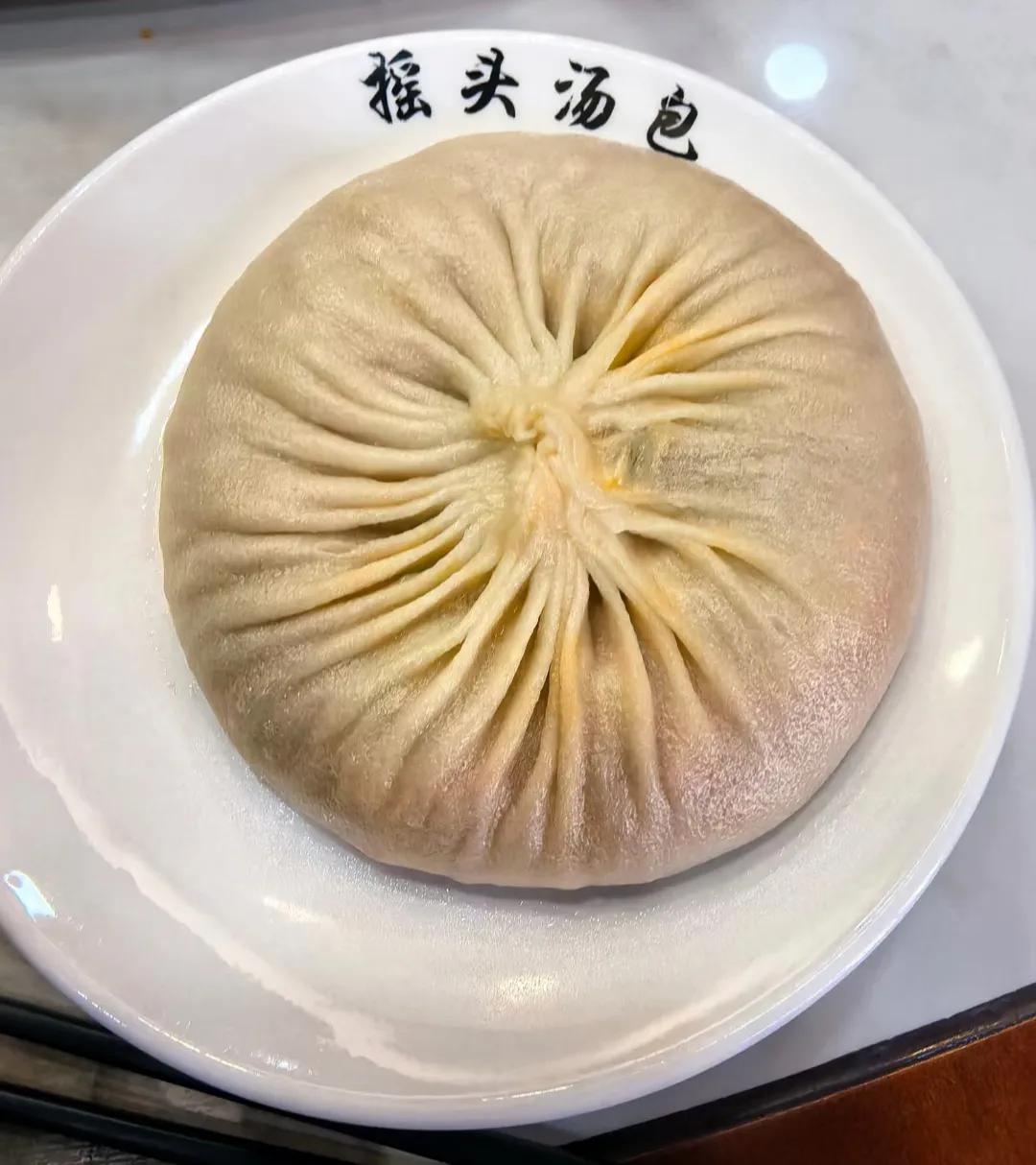  
玉盘珍馐摆，
摇头汤包香。