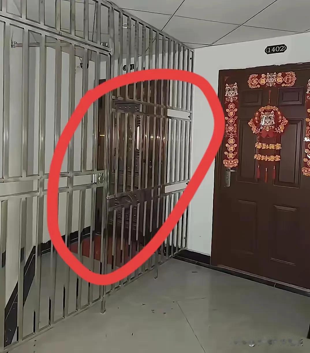 邻居这样做算不算违规。一梯两户的邻居几天的功夫竟然把公摊楼道隔开了，他这是不想让
