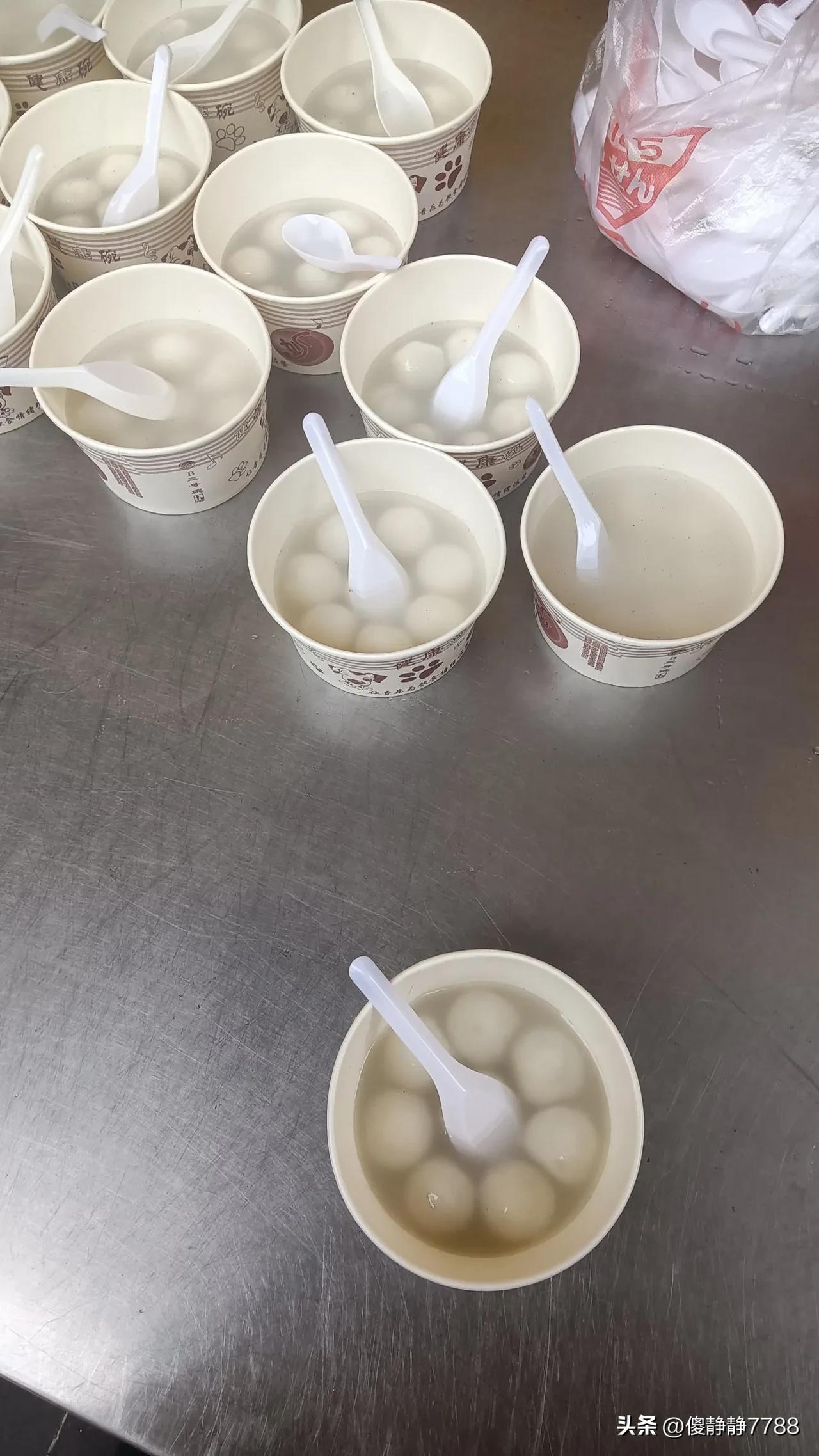 麒麟献瑞
元宵佳节
寺庙香火旺
汤圆甜异常
若换为咸味
是否更鲜香？
你觉得幸福