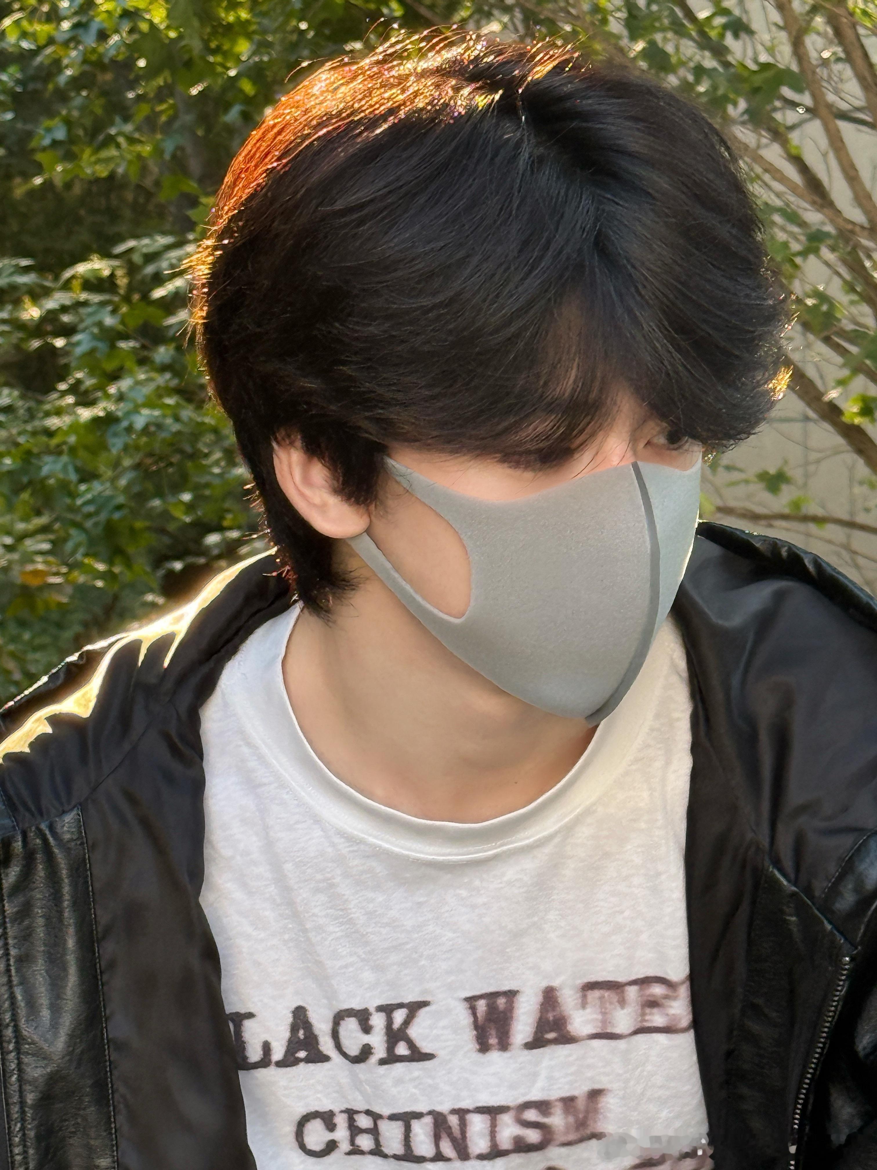 邓佳鑫秋日随拍邓佳鑫和猫咪合照  邓佳鑫秋日随拍来啦！和猫咪合照好可爱呀~ ​​