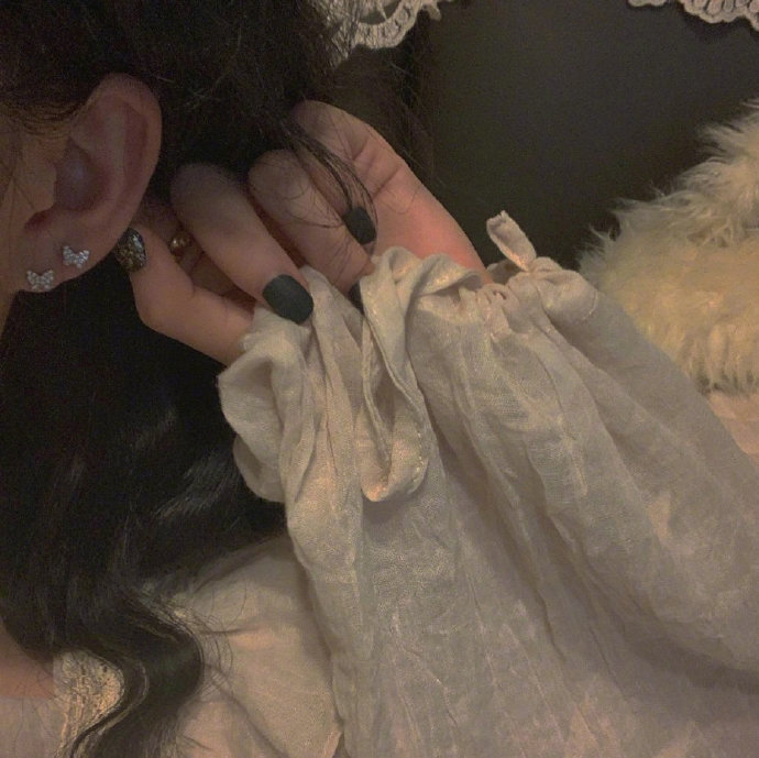 我总觉得人是凭良心做人的，可是有很多人没有良心，也活得非常好。—— 亦舒 