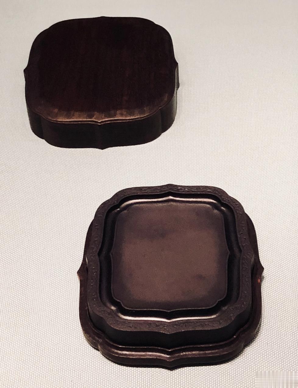 米芾是个研究“砚”的名字，专门写过专著。写了很多地方出产的特色石材，制成砚的效果