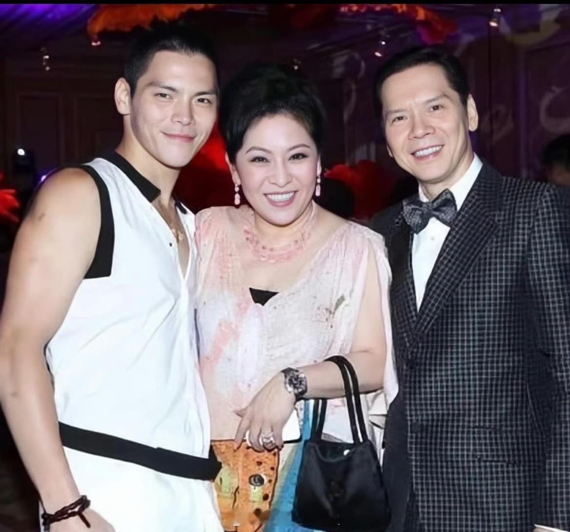 从武力反击到文化输出，向佐这条路走得真不简单。 