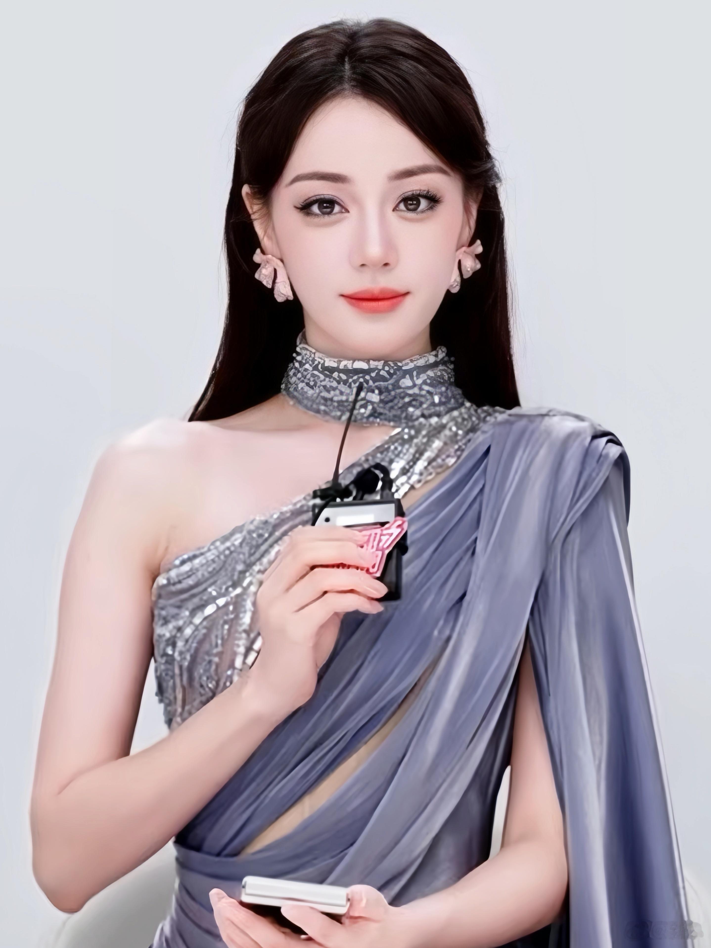 迪丽热巴直播九敏🆘看见真神女降临了，迪丽热巴好🐮好立体的一张建模脸，高贵优雅