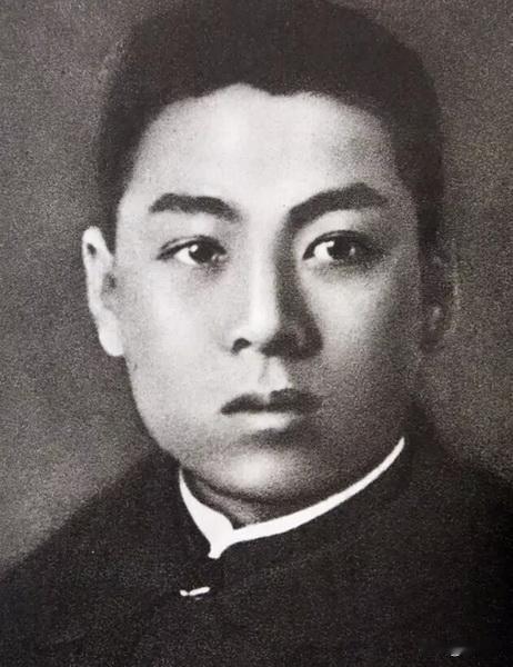 1928年，白色恐怖笼罩国内，周恩来远赴莫斯科开会。轮船刚靠岸就被日本警察截住，