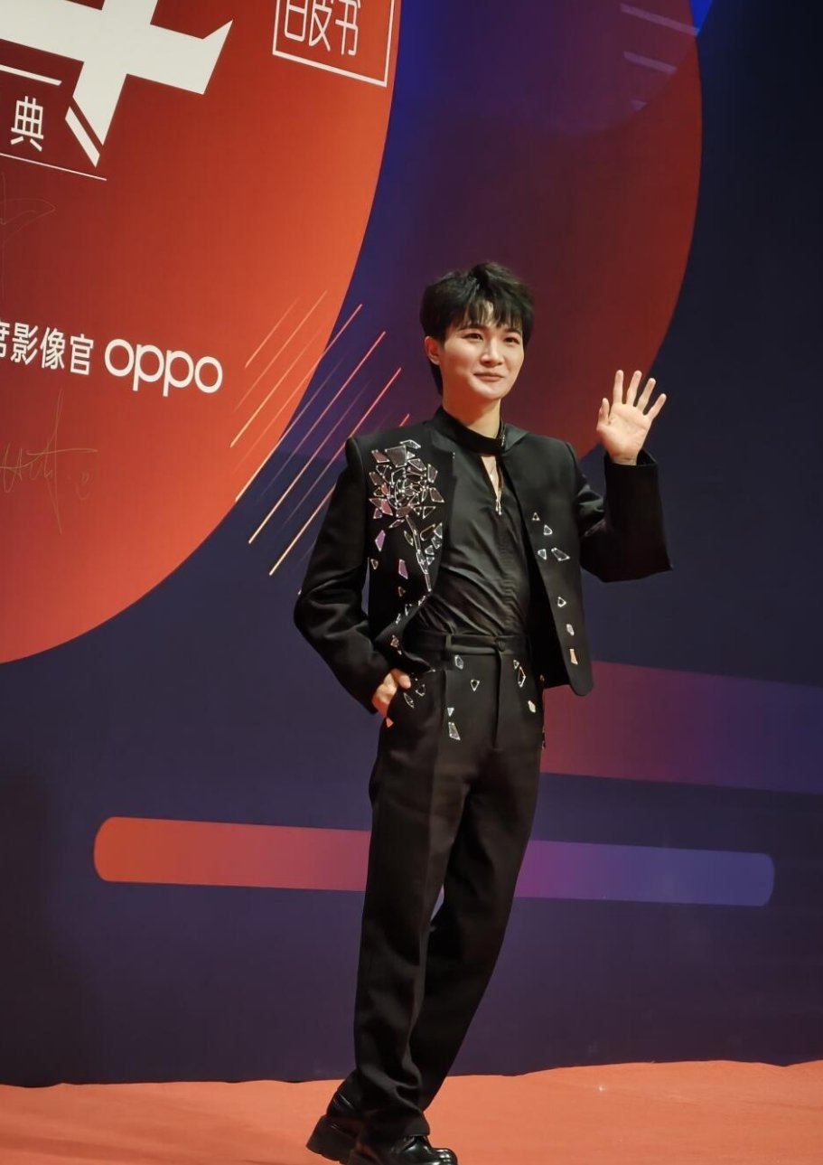 周深腾讯白皮书盛典红毯生图 周深腾讯白皮书盛典红毯生图，碎片棱镜西装造型帅气十足