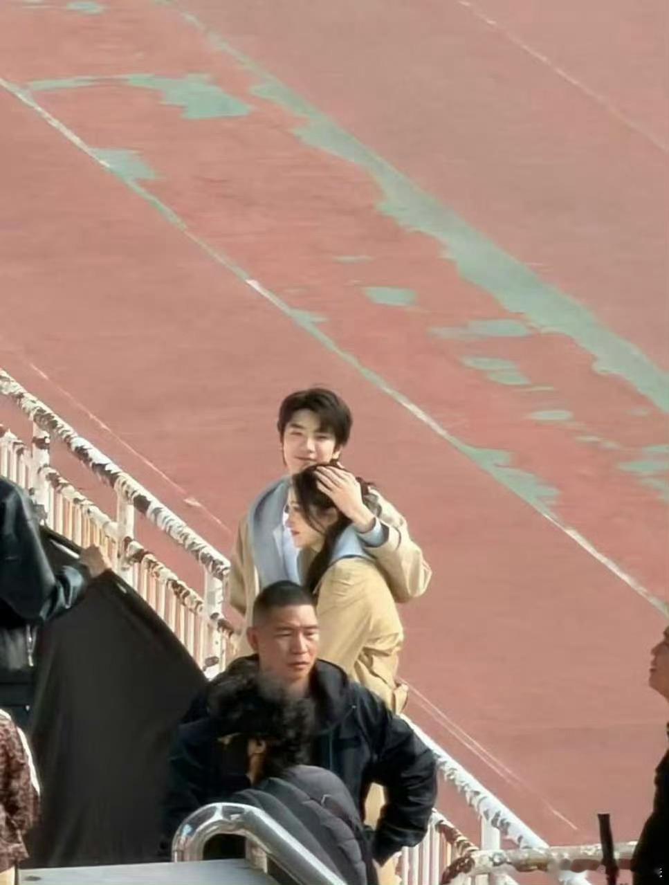 林一关晓彤摸头路透林一关晓彤四条大长腿 好甜的路透，林一关晓彤加起来四条大长腿，
