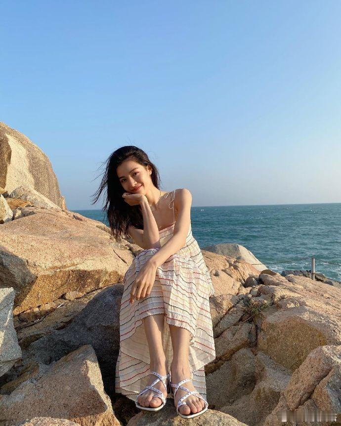 #钟楚曦# 一袭条纹长裙，飘逸唯美！ ​​​