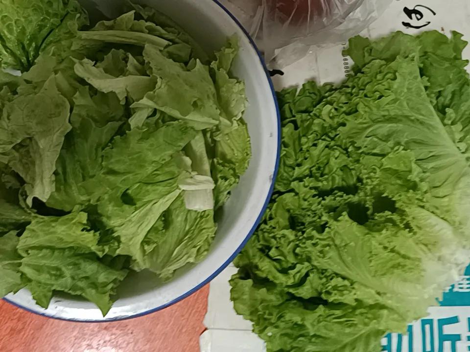 昨天吃完晚饭，走出家门徐徐的风，轻轻的拂面而来，哇！还是外面凉快呀。
     