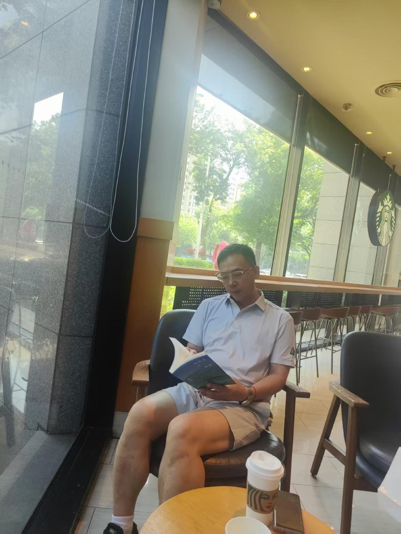 我们今天一大早，吃了早餐就直奔咖啡馆来了，带了两本书——《红楼梦》《阿勒泰的角落