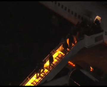 最新消息！马杜罗已经被押解回纽约，这是走下飞机的场景，头被完全蒙住了，摸索着一步