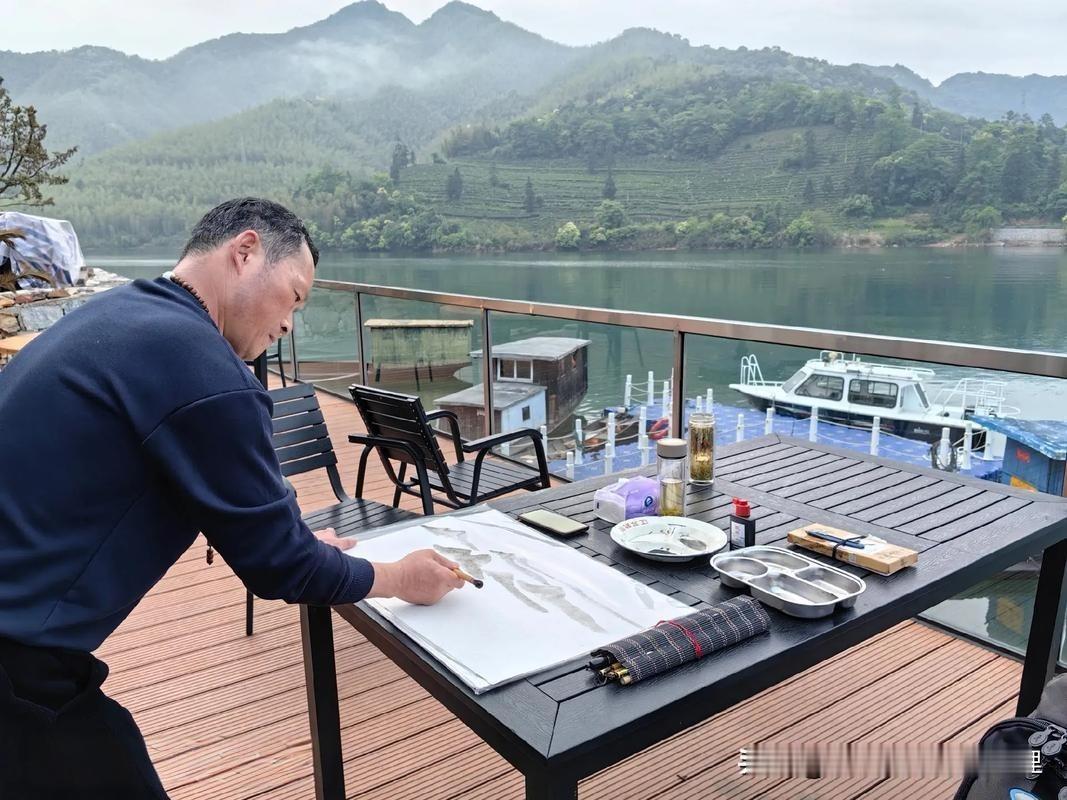 上联:梅兰竹菊窗边客，
下联:笔墨纸砚桌上宾。