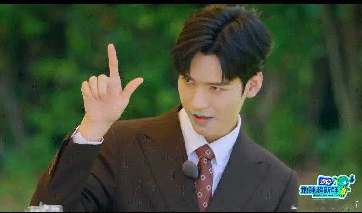龚俊李乃文模仿黄晓明表情包好可爱！龚俊李乃文模仿黄晓明表情包可还行！“先抹嘴唇”