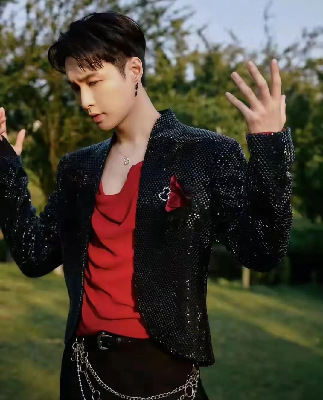 张艺兴的事件是被某夫妇爆出来的？

难道前段这家的舆论很热闹

需要其他事件覆盖