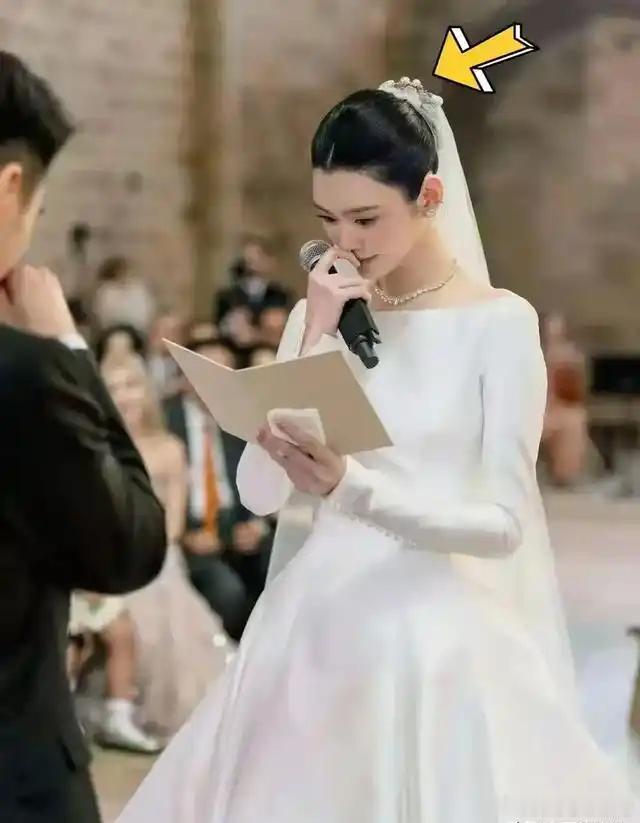 奚梦瑶婚礼，四太梁安琪这身打扮太顶级了，顶级豪门最贵的不是珠宝，而是长辈肯往后站