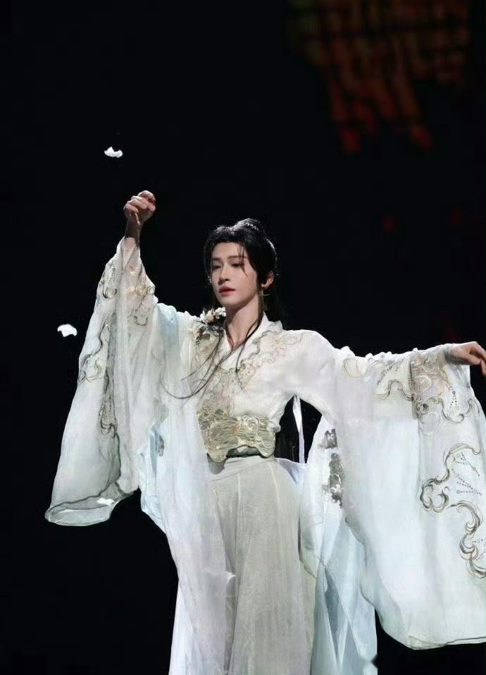 刘宇、罗一舟四川新年演唱会舞台饭拍，都是国风美少年[爱慕] 