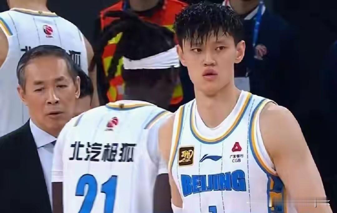 新年大战，曾凡博回归赛场。北京首钢男篮打出赛季最强一战，上半场以57比29的比分