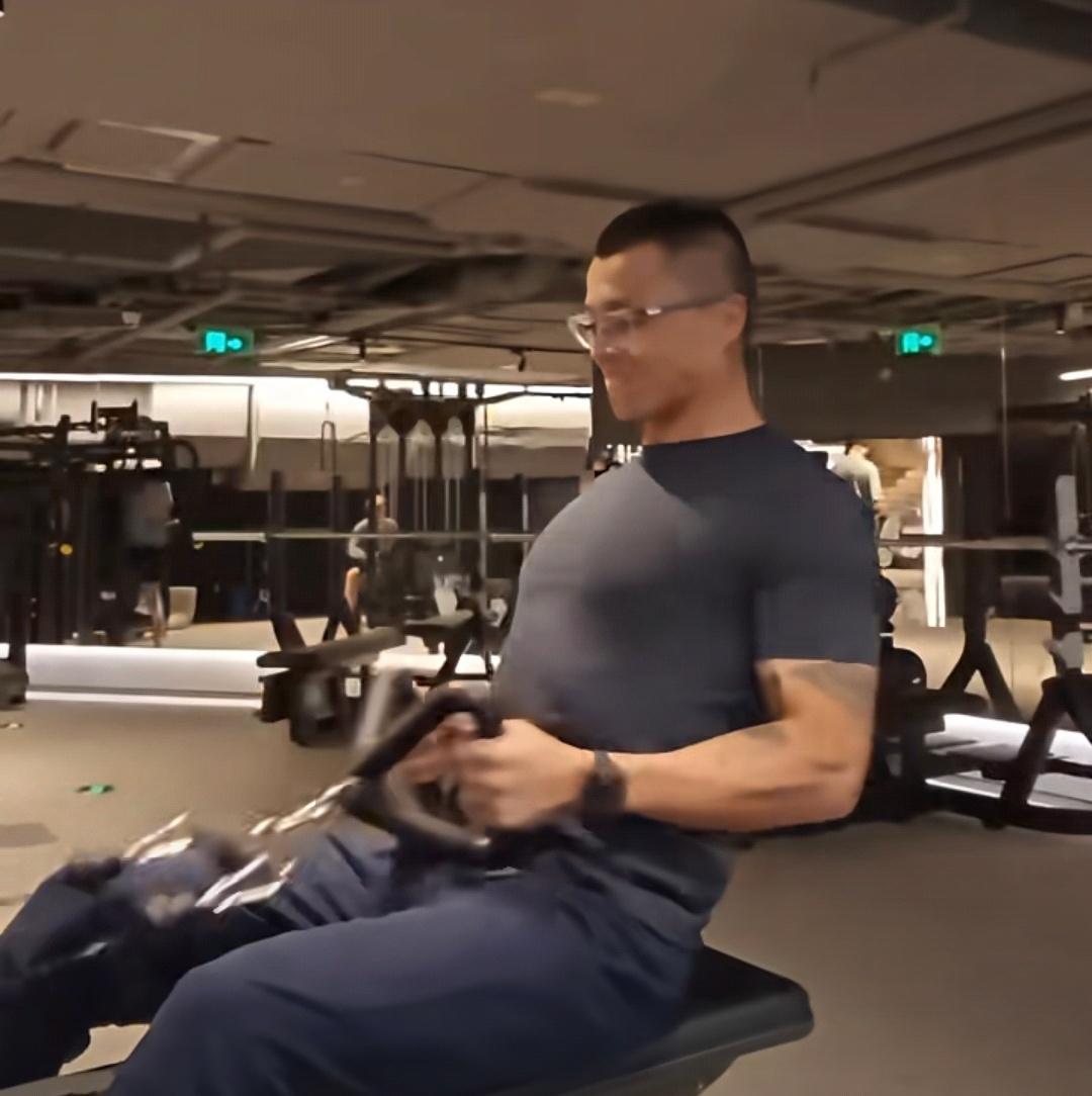 陈震说言语上会变得很温和陈震第一个微博是健身撸铁，这其实是非常正确的做法。（1）