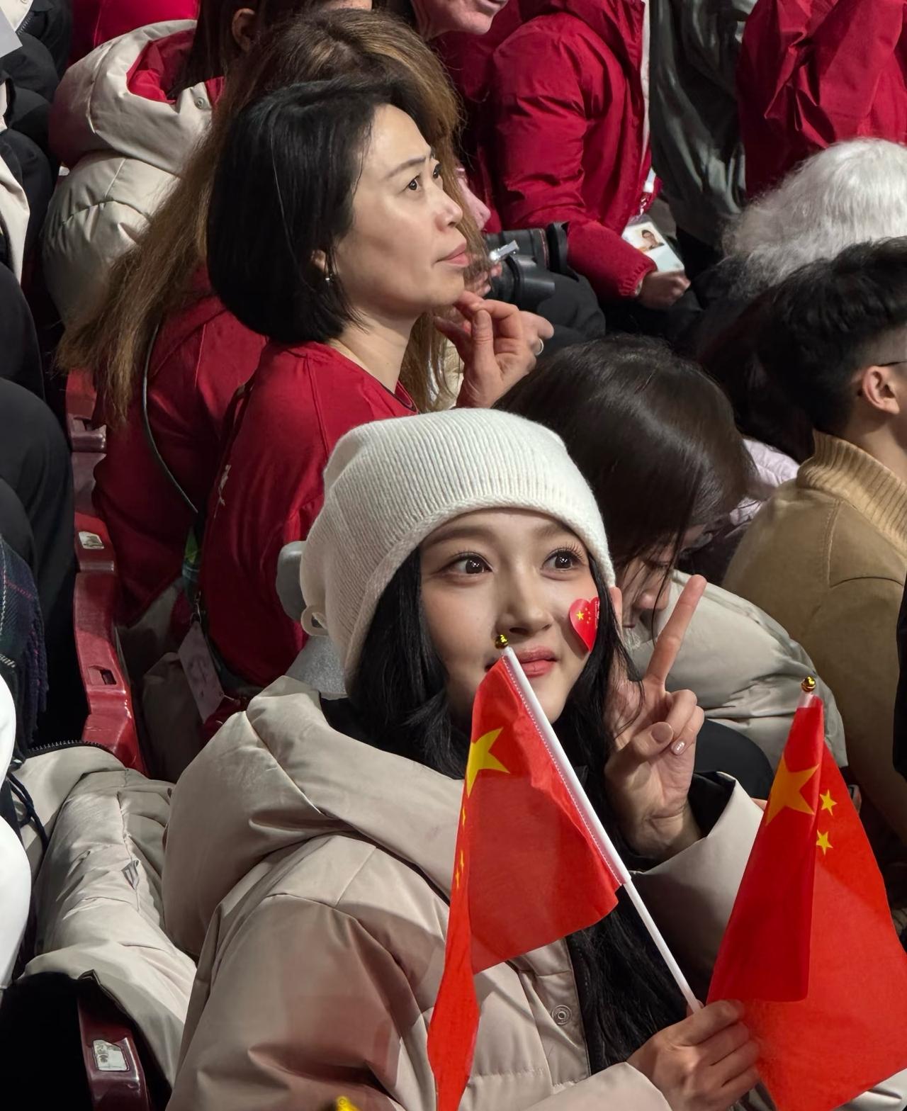 米兰冬奥会的关晓彤

我觉得她属于冬季型美女，就是穿厚一点简单一点的服装会把她的