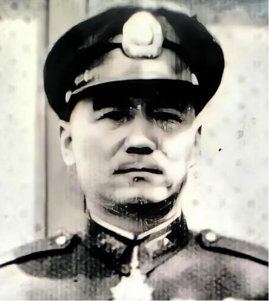 1949年，鲁崇义决意起义，参谋长何沧浪却拍案而起，涨红了脸吼道：“军长，与其坐