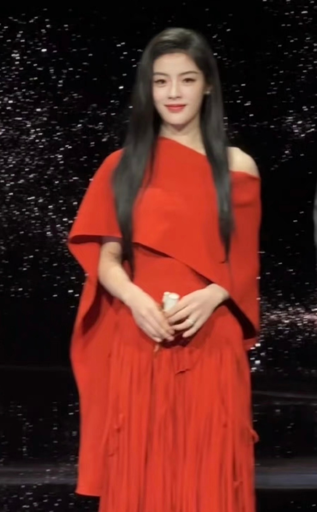 陈丽君一袭流苏红裙惊艳亮相镖人阿育娅选陈丽君真是选对了，看来我的审美一直没变，看