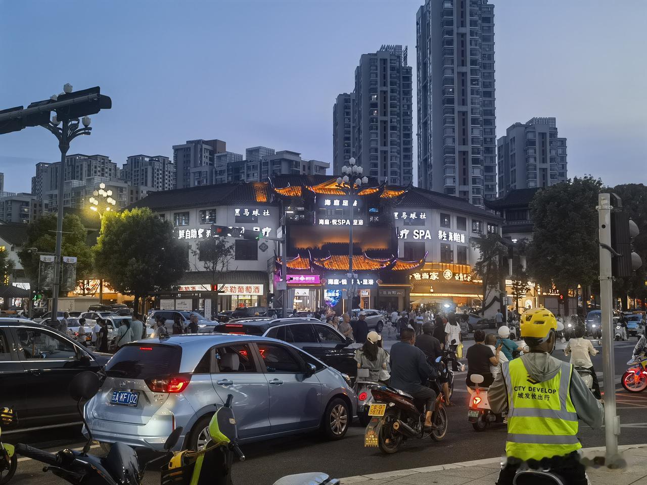 胖了就减，没钱就赚，严于律己甜以待人，爱自己是终身浪漫的开始 。