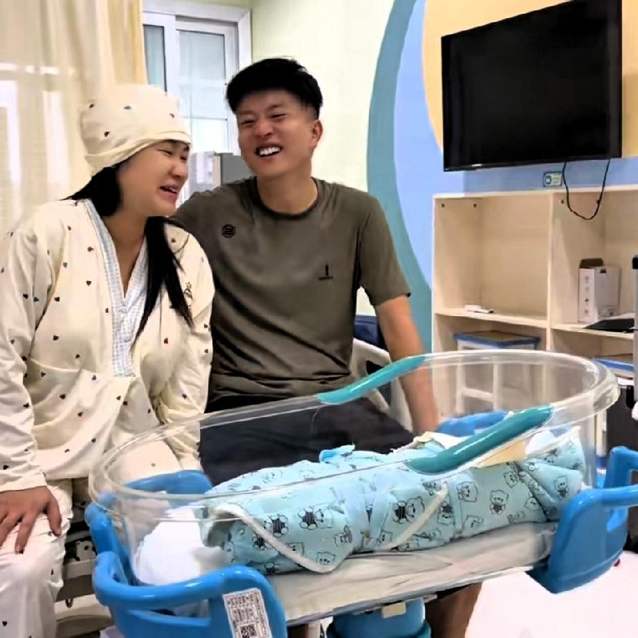 恭喜！恭喜！小松秋秋生宝宝了！宝宝4斤3两，很漂亮。
这个宝宝很有福气，是在爸爸