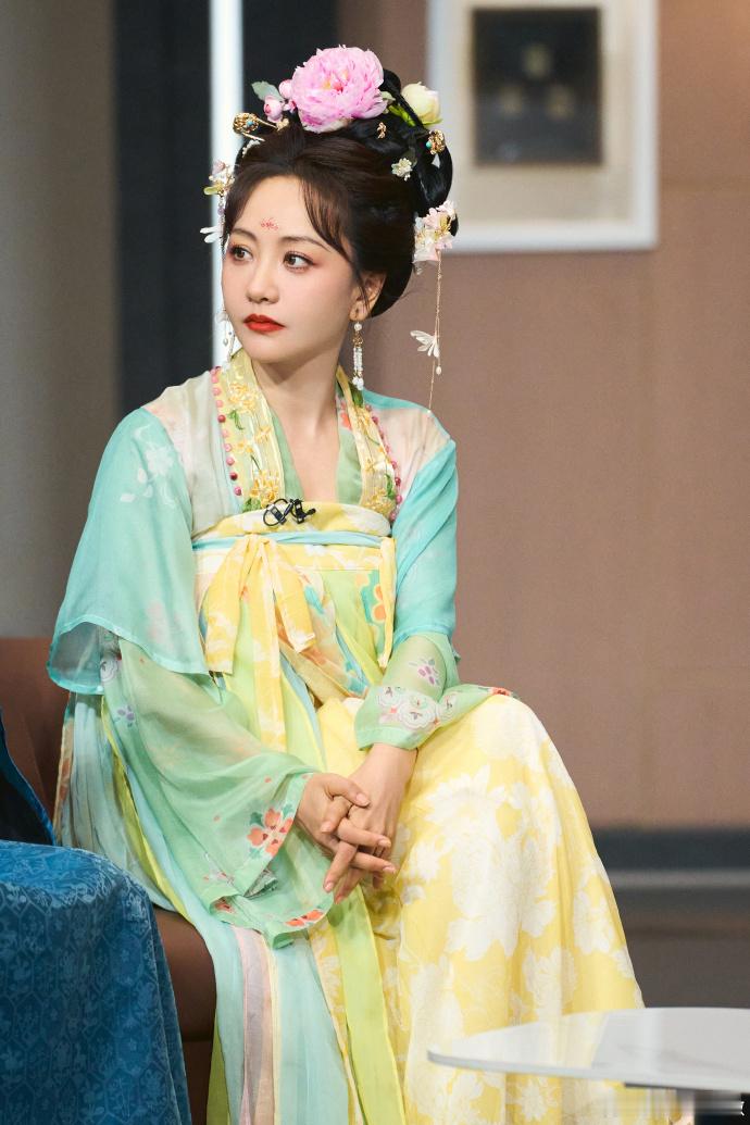 杨蓉国色真天香 简直不要太漂亮，这也太惊艳了吧？杨蓉国色真天香，美美的！杨蓉牡丹