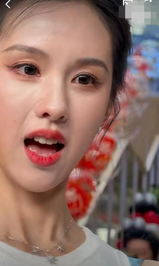 鞠婧祎和陈都灵一起出席线下活动时，在无美颜滤镜的镜头下，陈都灵脸上法令纹和眼部细