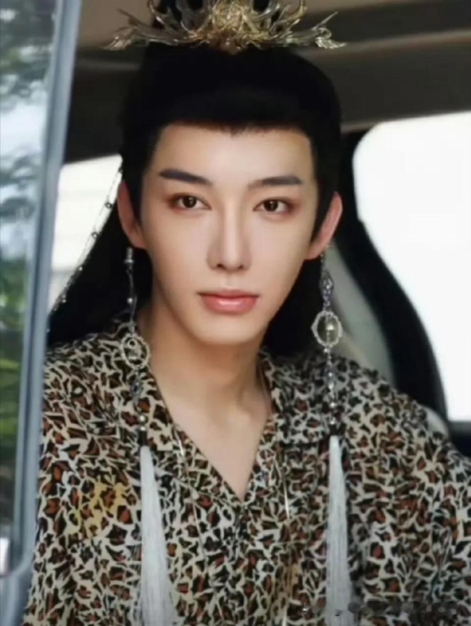 这就是那个于歪营销长得像陈星旭、韩东君的人？
这他爹的不活脱脱的于歪么？！！于正