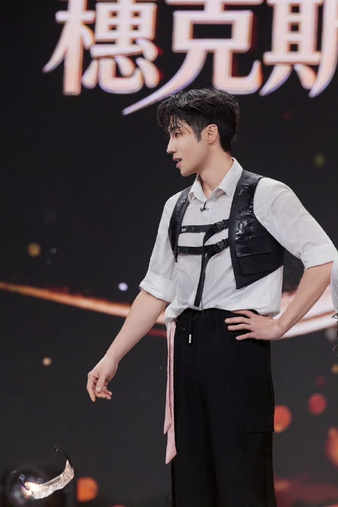 高瀚宇帅倒了原来是形容词 高瀚宇这段真的笑不活了！起飞时帅得无可挑剔，落地时却小